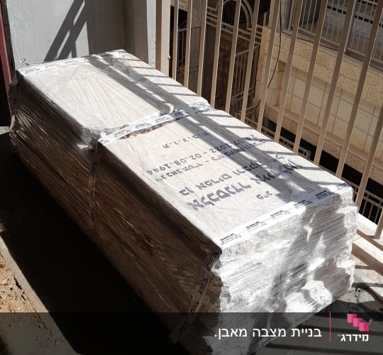 ערימת מצבות עטופות בניילון על רצפה